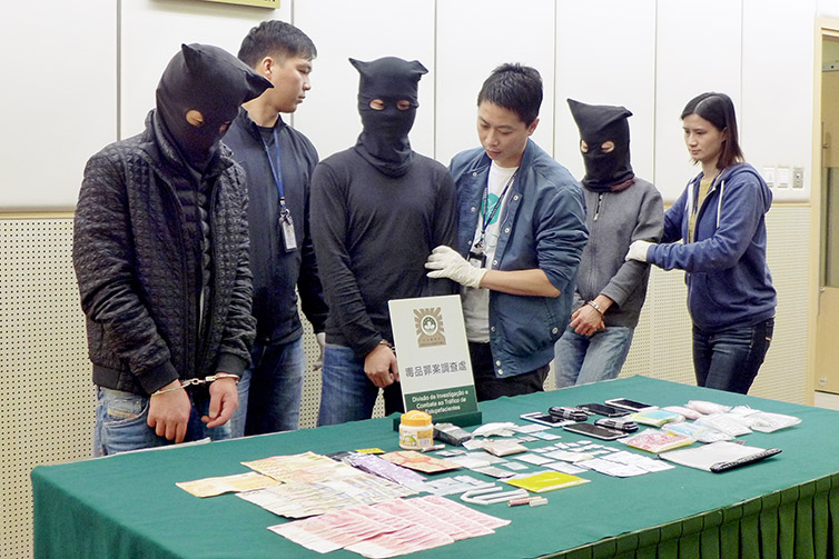 Police bust 3 mainlanders for selling drugs 