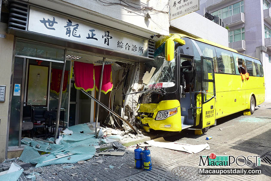 Coach crashes into clinic - 32 tourists injured, 1 critical 