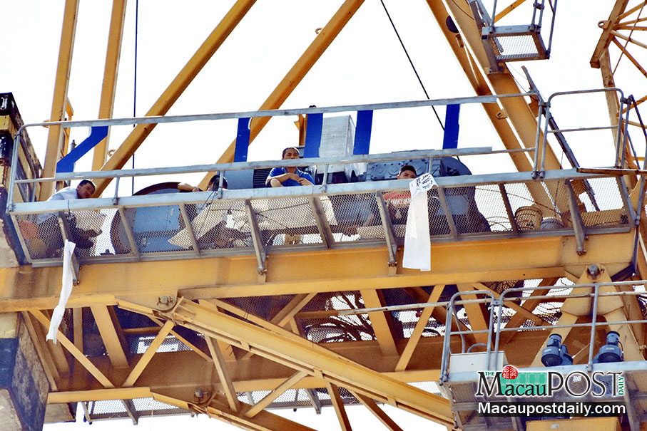 4 workers threaten to jump off tower crane in Cotai 