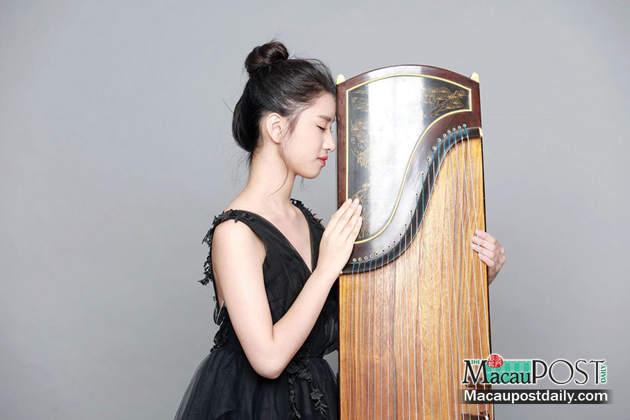 Talented teenager hooked on guzheng