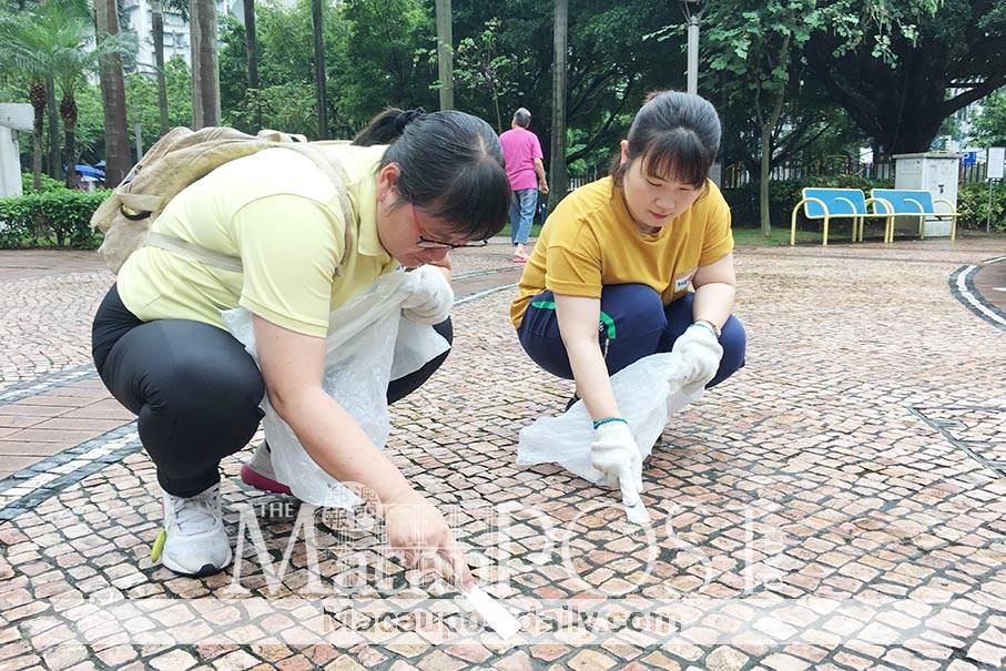 Volunteers clean up Areia Preta 