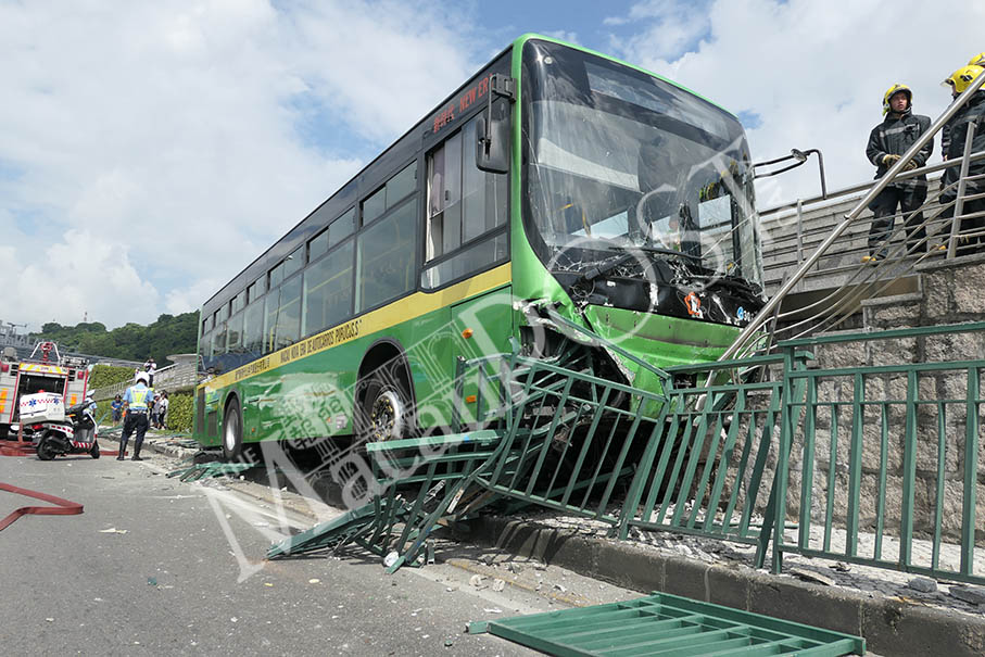 Bus crashes into barrier, 8 hurt