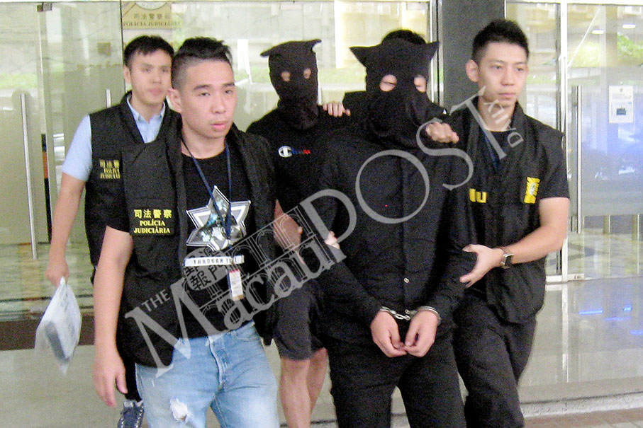 2 mainlanders nabbed for theft