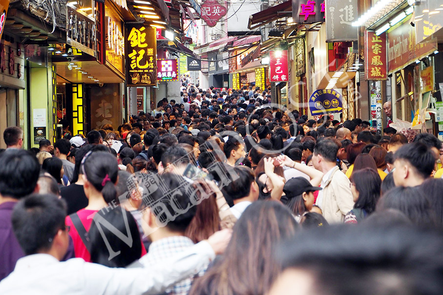 Police impose CNY crowd control measures 