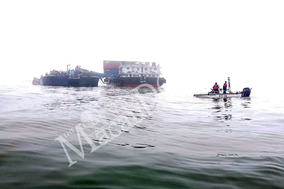 2 vessels crash in fog