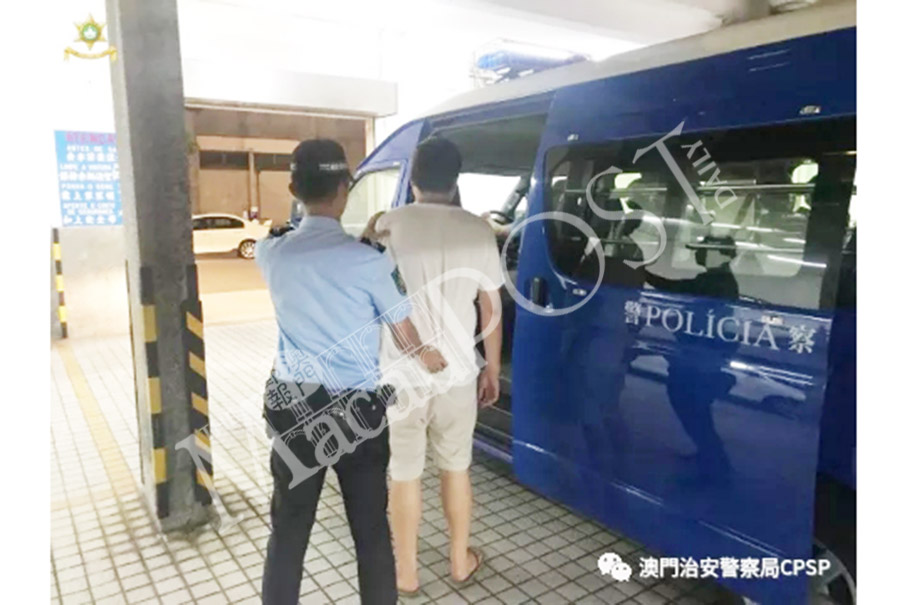 Cabbie blackmails passengers: police