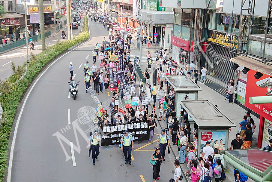 Hundreds protest against hazardous materials warehouses