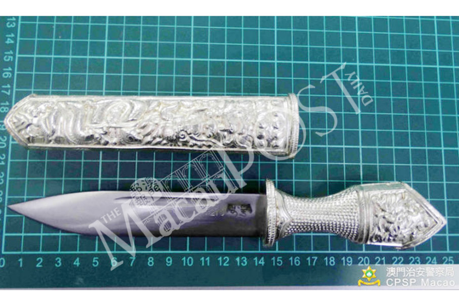 Man nabbed with dagger  at airport: police