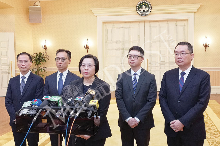 Chui swears in Electoral Affairs Commission’s 5 members 