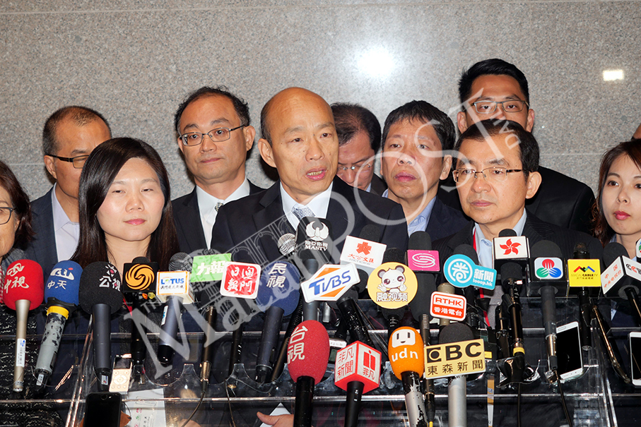 Kaohsiung mayor meets CE,  liaison chief