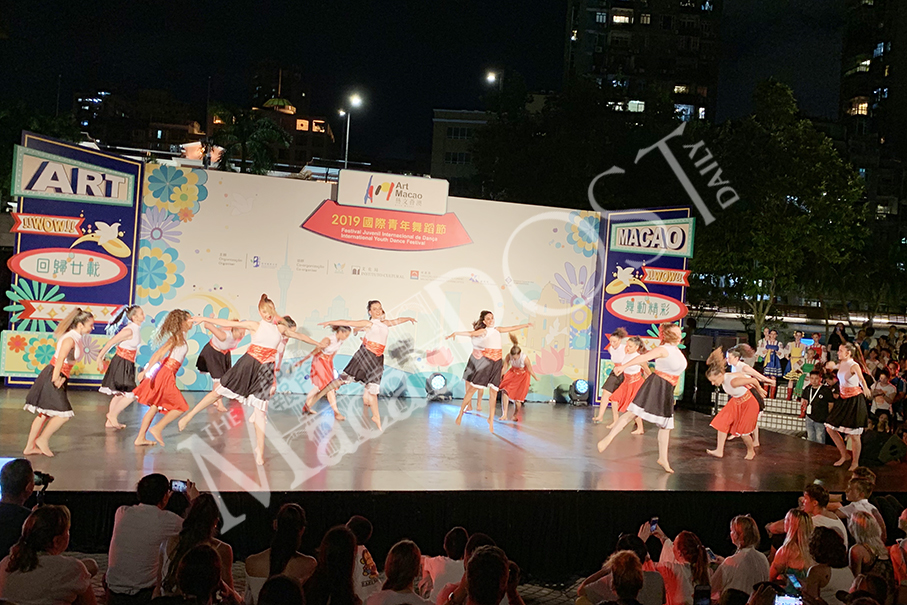 Int’l Youth Dance Festival takes place at Nam Van