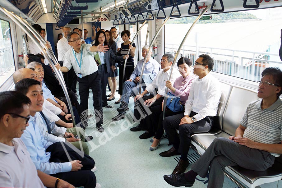 Rosário takes 22 lawmakers on their 1st LRT ride