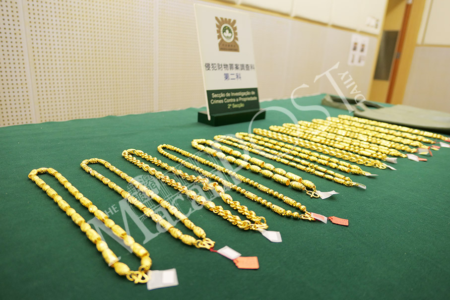 5 Philippine tourists steal 14 gold necklaces in 3 mins: police