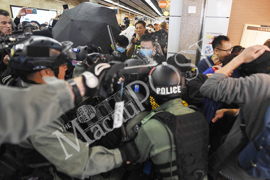 HK police battling rioters fire tear gas