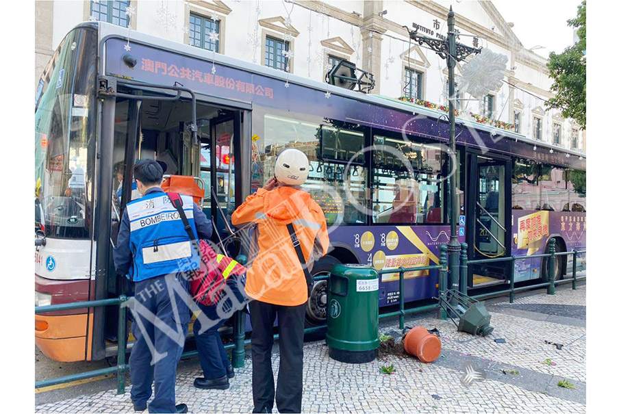 Bus crashes into lamp post in San Ma Lou, 3 pedestrians hurt