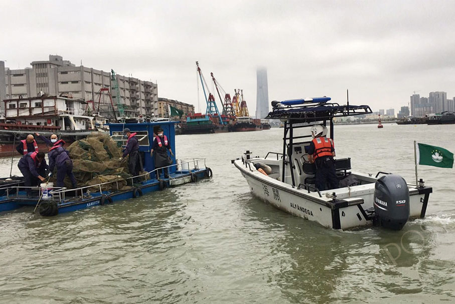 Marine, customs officials remove illegal crab traps