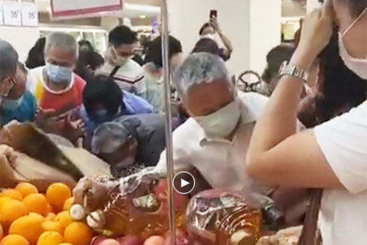 Chaos at supermarket as shoppers fight over cooking oil 