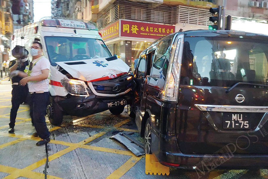 Ambulance carrying pregnant woman crashes with 7-seater carrier