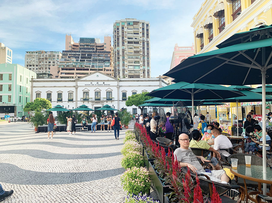 Live music, al fresco snacking attract passers-by at Largo do Senado