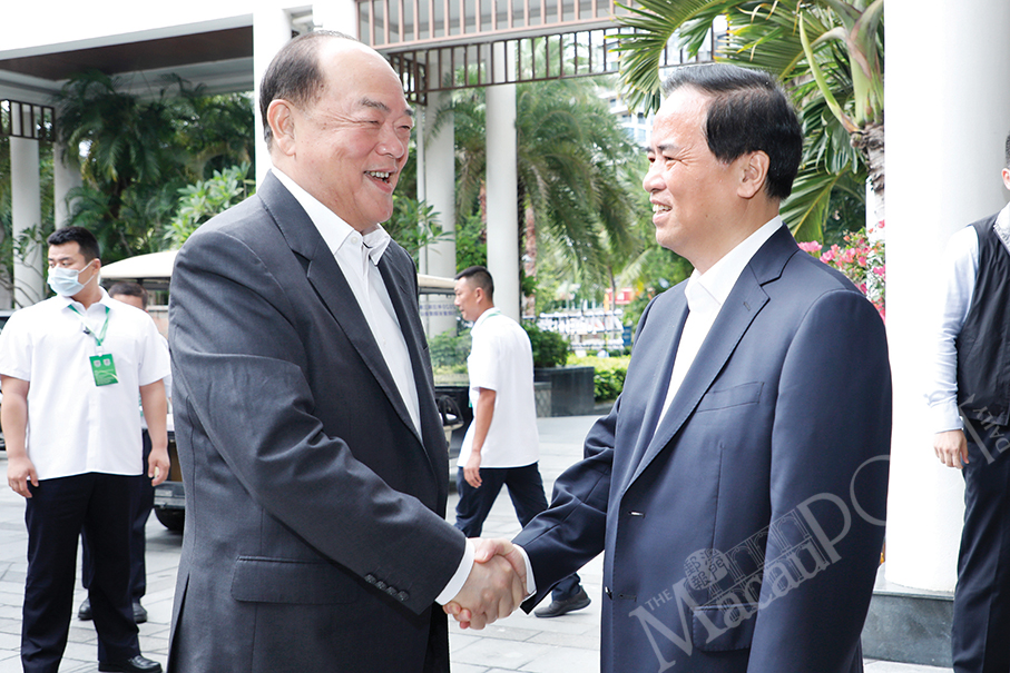 Ho Iat Seng meets top Hainan officials 