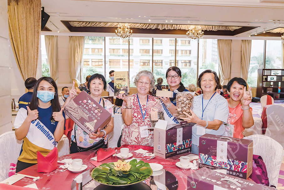 GEG holds festive celebrations, donates Congjiang gift packages to local seniors