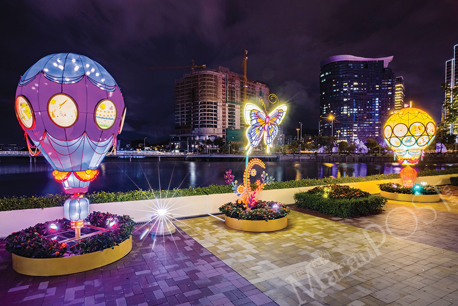 Giant lanterns lit up lakeside of One Central, Wynn Macau