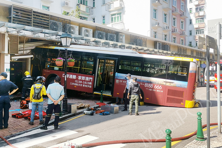 Bus crashes into restaurant, injuring 7