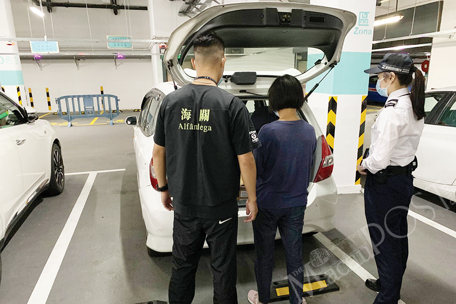 Customs busts car used as parallel-trading goods collection point 