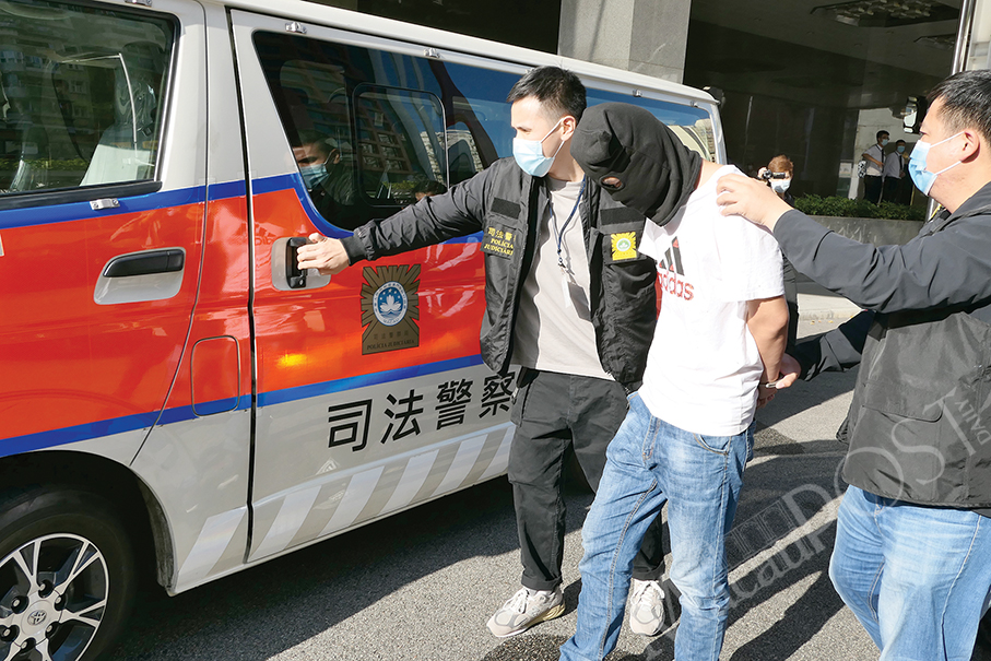 Trio masquerading as deliverymen steal handbags worth HK$800,000