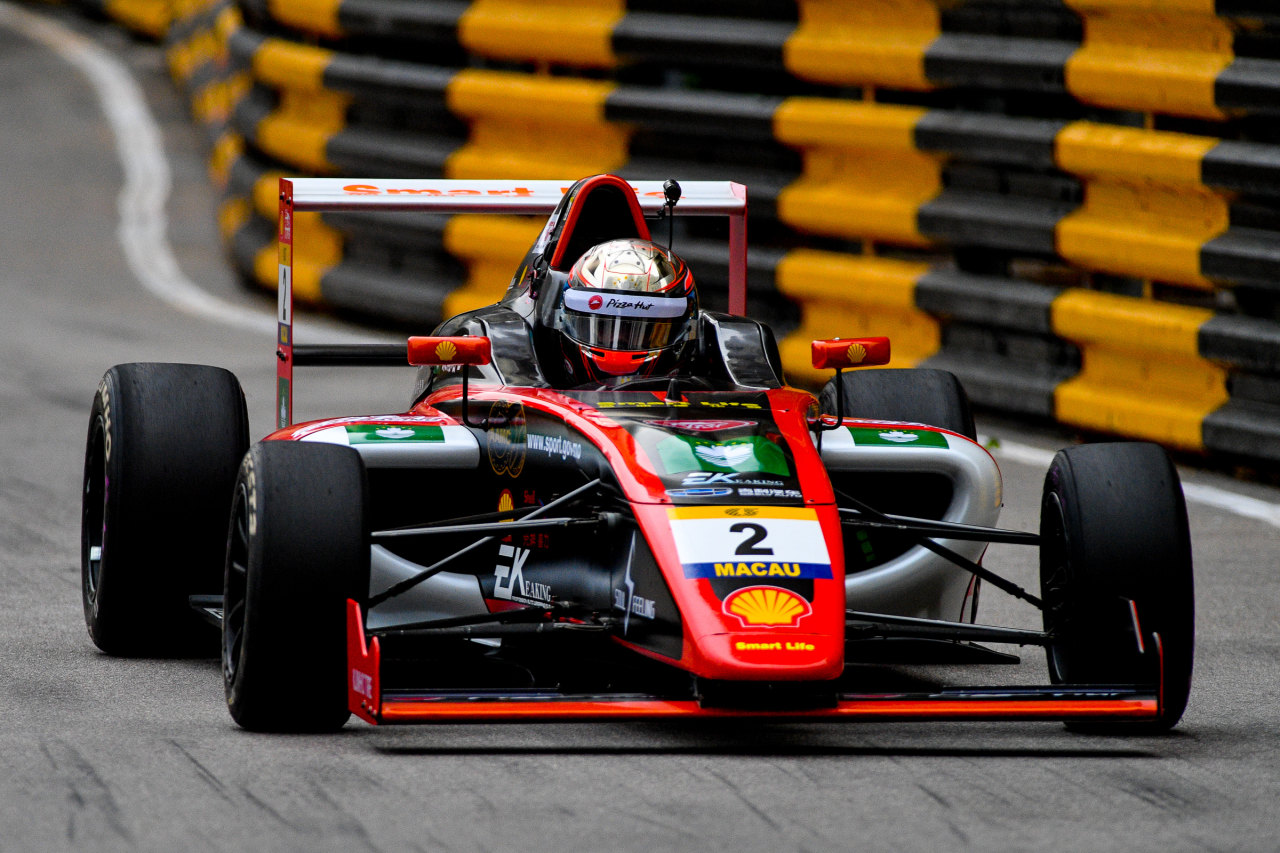 Local drivers shine at Macau GP F4 qualifying race