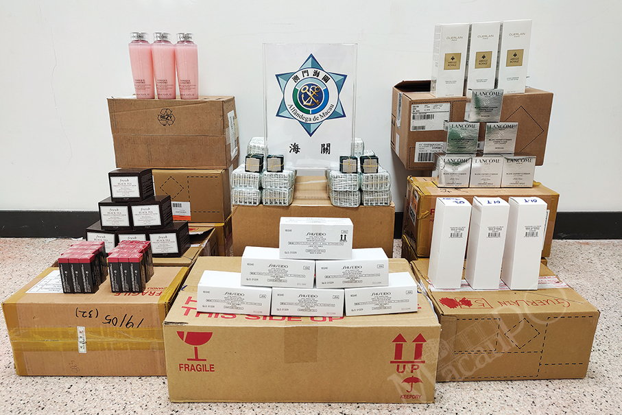 Customs seizes parallel trading haul worth 910,000 patacas of cosmetics & CPUs