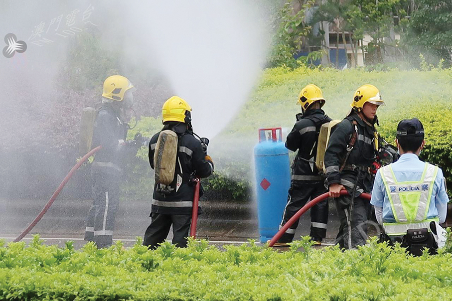 Gas leaks from LPG cylinder on lorry in Cotai