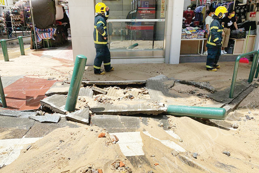 Water pipe bursts in Avenida de Horta e Costa neighbourhood