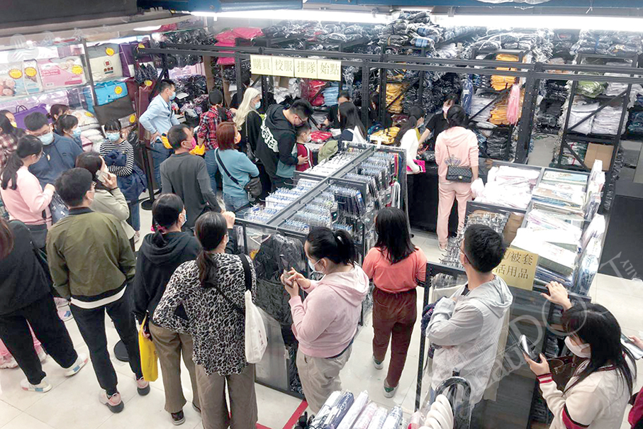 Parents complain about long queues at uniform shops