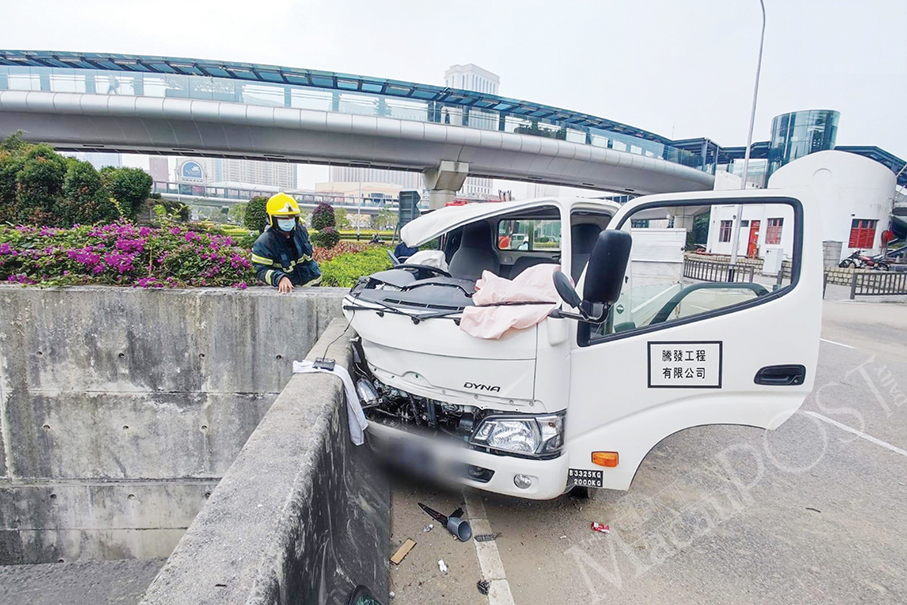 Lorry rams into central divider in Taipa