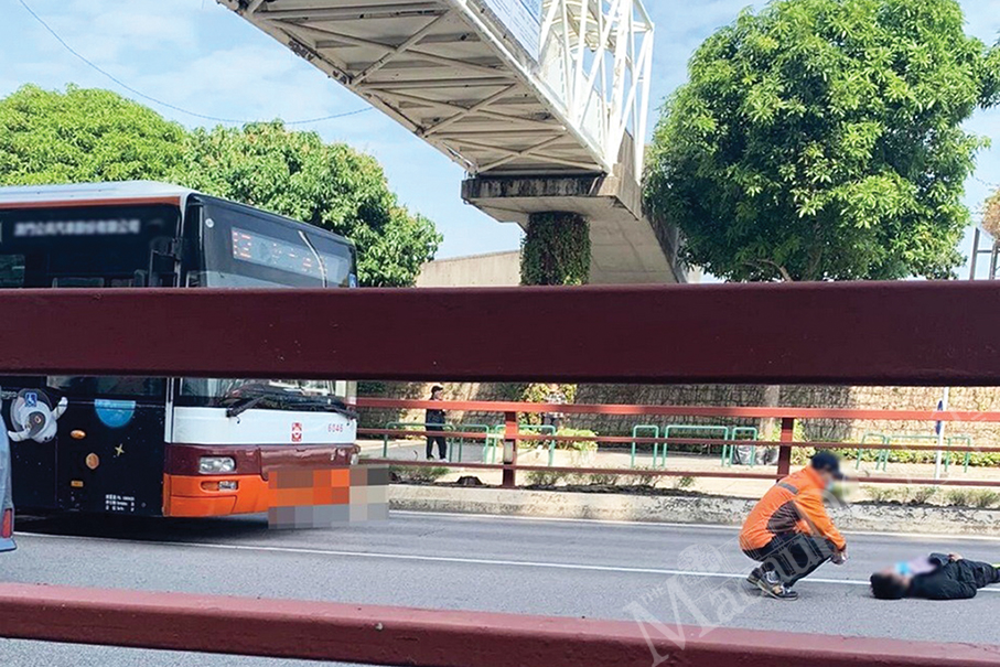 Bus hits jaywalker near Jai Alai: police 