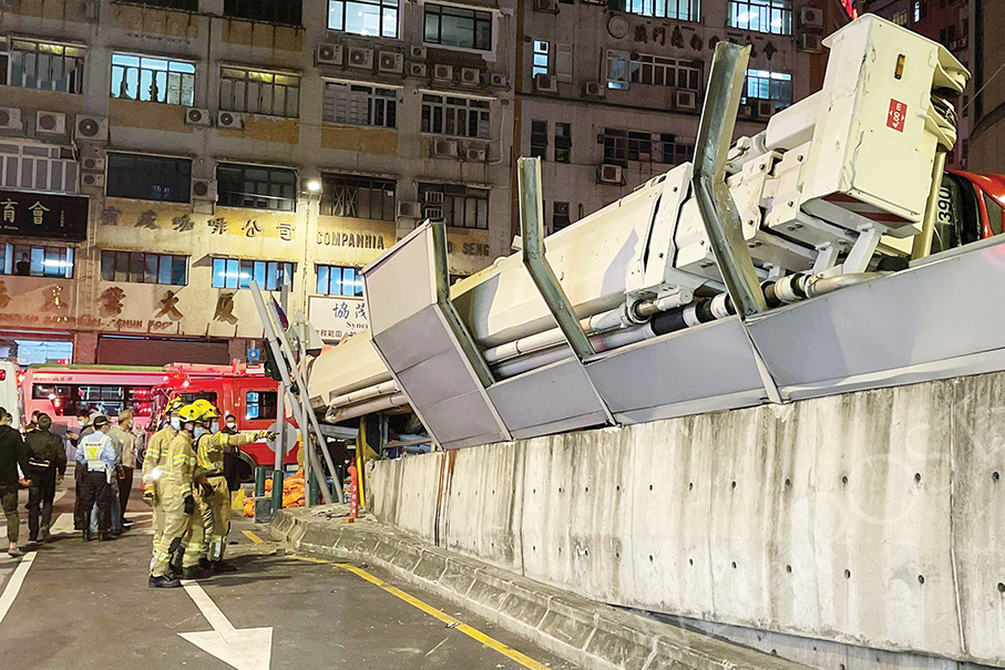 Fire engine overturns on flyover, no injuries 