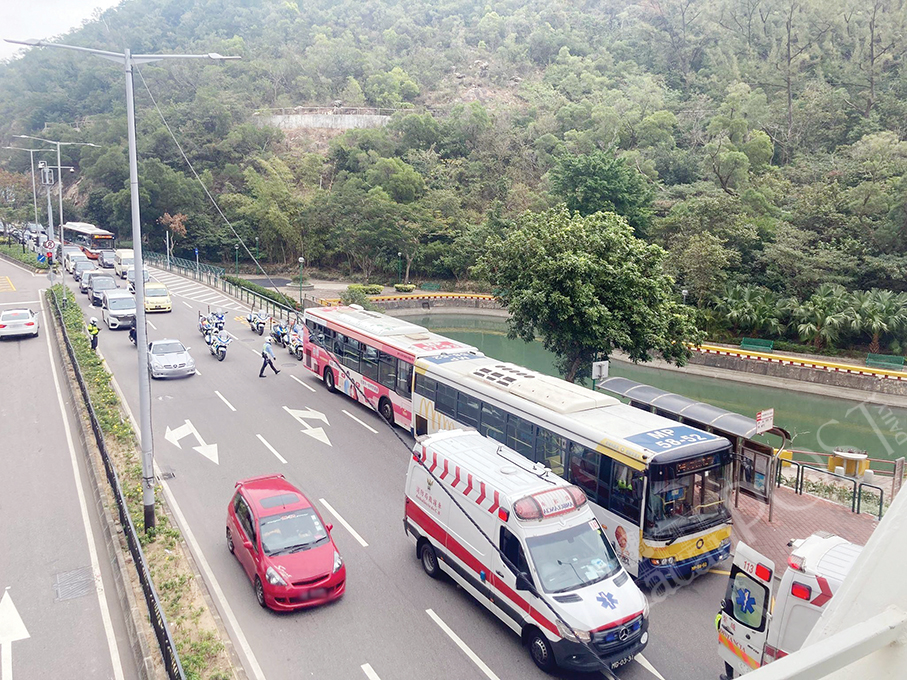 2 buses collide in Taipa, injuring 9 passengers