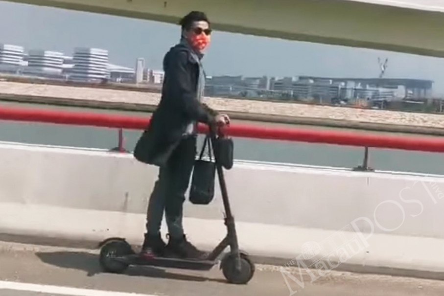 Man crossing bridge on e-scooter receives police warning