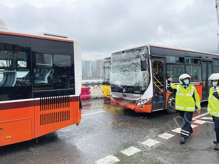 2 buses collide near Barra