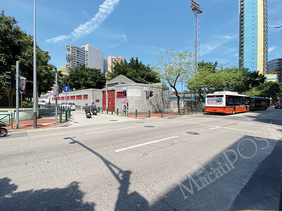 Pedestrian scramble comes into use in Av do Coronel Mesquita today