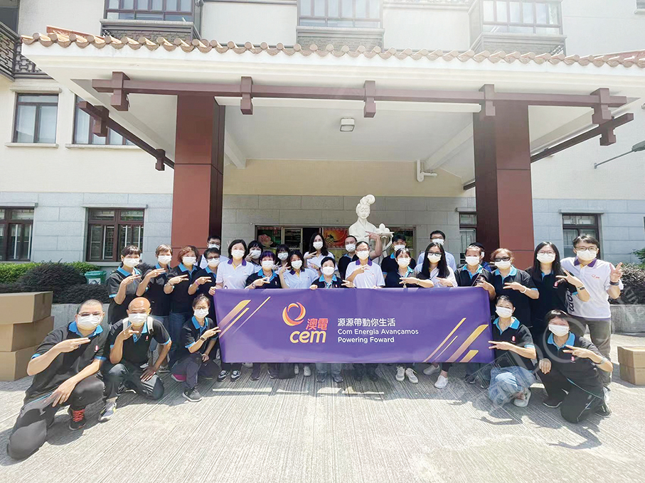 CEM & volunteer group give haircuts to seniors for Mid-Autumn Festival 