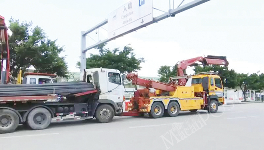 Rebars damage tractor truck’s driver cab in Pac On