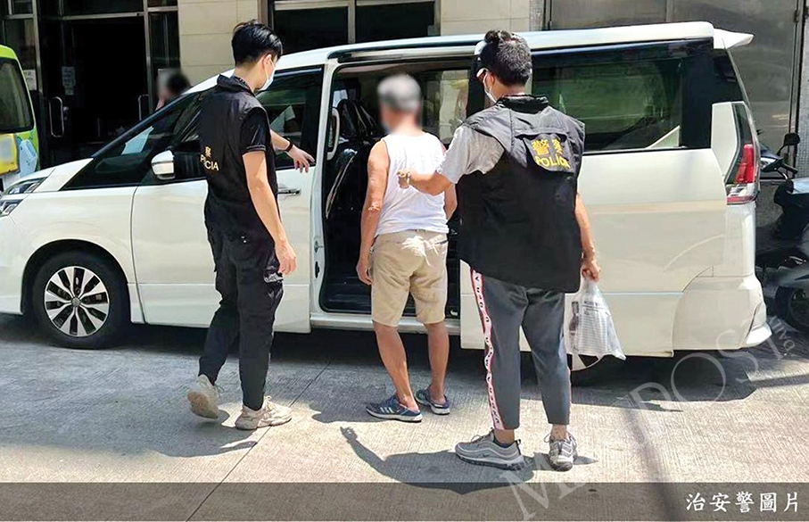 ‘Greedy’ old man steals suitcase from lobby: police