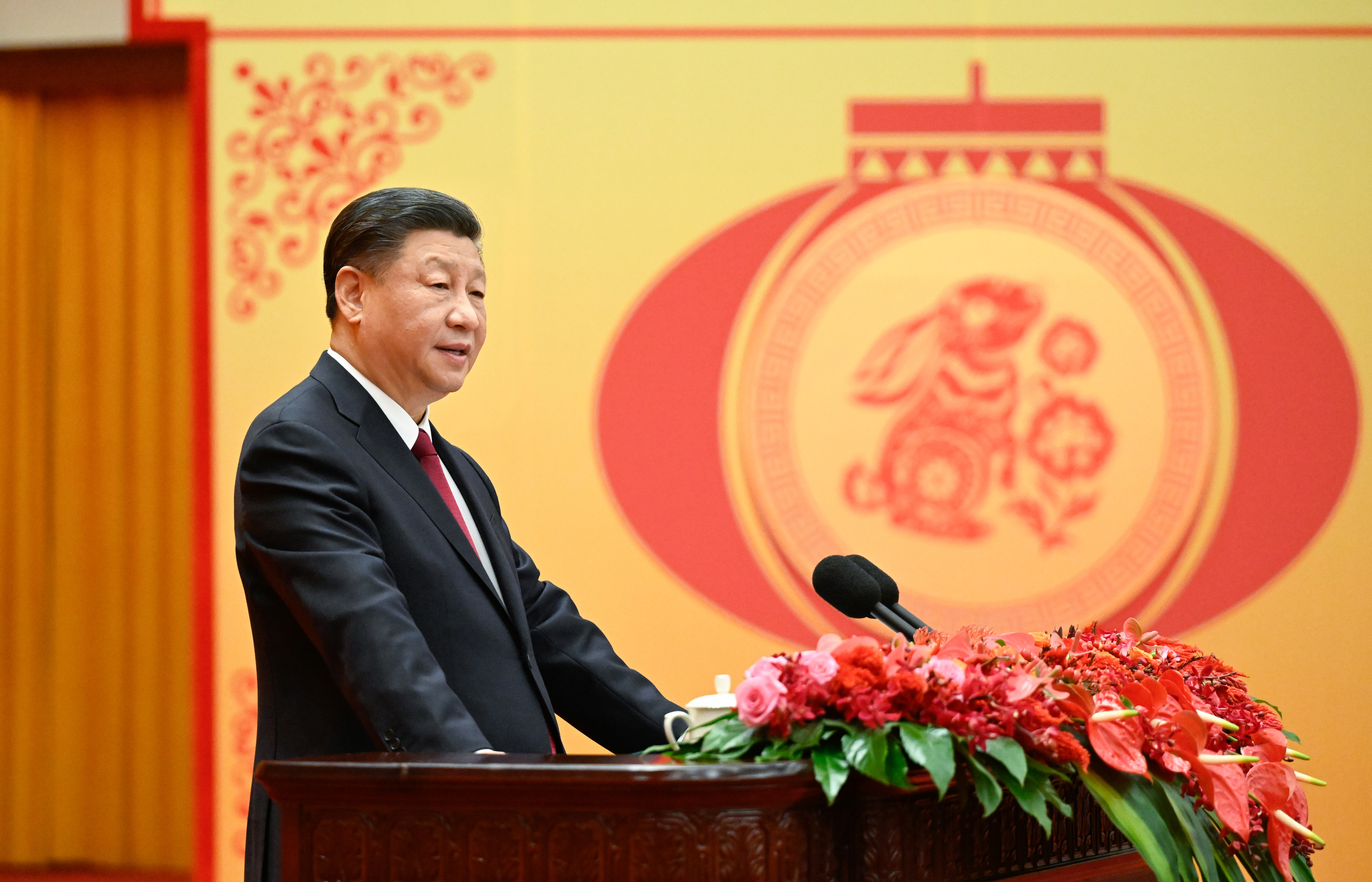 Xi extends Spring Festival greetings to all Chinese, urging solid work to create better future