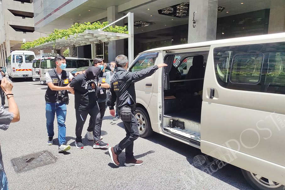 2 HK males, 2 local men busted for smuggling drugs