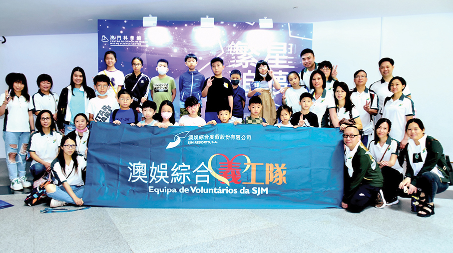 SJM Volunteer Team & families visits science exhibition