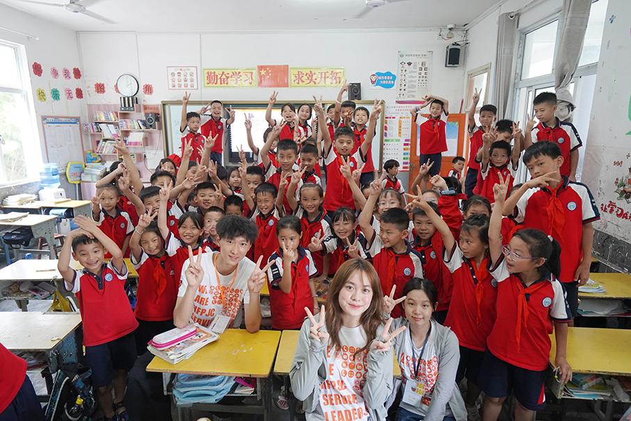 UM students teach primary students in Guizhou