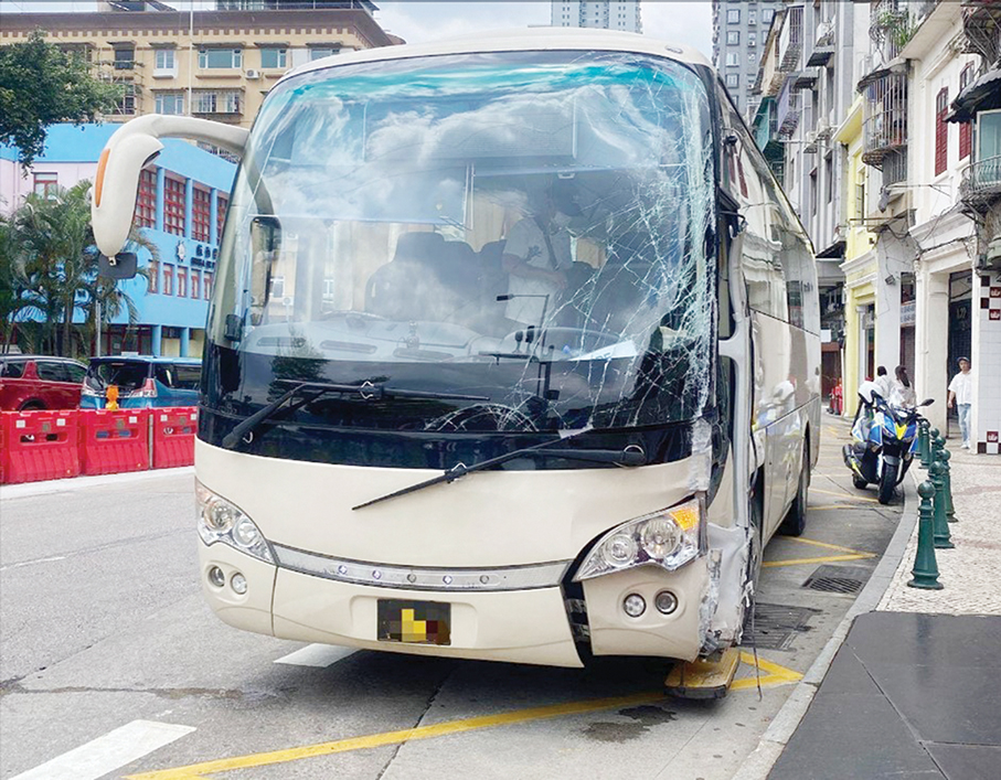 Local coach driver crashes into bollards & wall: police