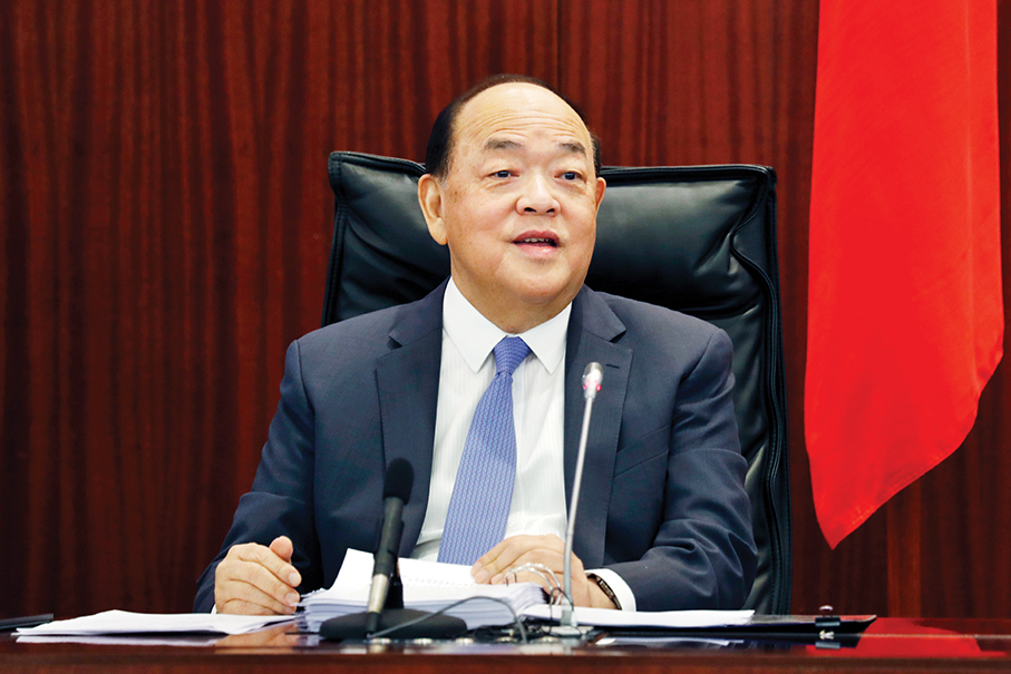 Ho expects budget deficit  to continue next year